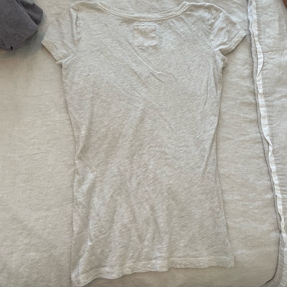 Holister beige v-neck tee - Picture 6 of 6